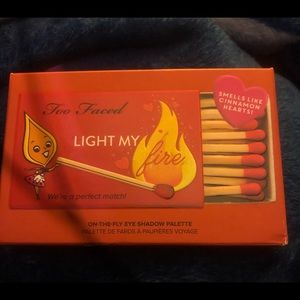 Too faced light my fire mini palette